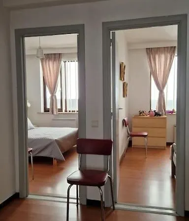 Lumineux De 80 M2 , 2 Chambres , Position , 5 Min A Pied De La , De La Gare , Du Centre Commercial Et Des Restaurants Daire *